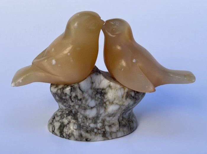 Sculptura animaliera infatisand doua pasari din piatra naturala SELENIT