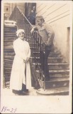 P1792N Gradat sanitar austro-ungar cu insignă de sanitar și decorație alături de o soră de Cruce Roșie