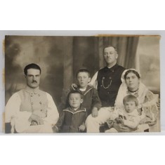 FAMILIE CU TREI COPII , FOTOGRAFIE DE GRUP , IN STUDIO , FORMAT CARTE POSTALA , INTERBELICA