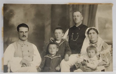 FAMILIE CU TREI COPII , FOTOGRAFIE DE GRUP , IN STUDIO , FORMAT CARTE POSTALA , INTERBELICA foto