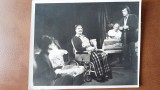 Fotografie, scena din piesa Frunzele amagitoarei neputinti