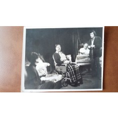Fotografie, scena din piesa Frunzele amagitoarei neputinti