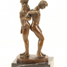 Doi barbati - statueta erotica pe soclu din marmura KF-79