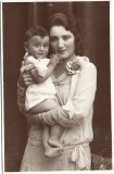 P3100N Femeie cu copil, studio Foto Arta N Ioanid, Constanța, perioada interbelică