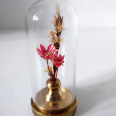 Figurina miniatura aranjament floral in baza de bronz si clopot de sticla, 6cm