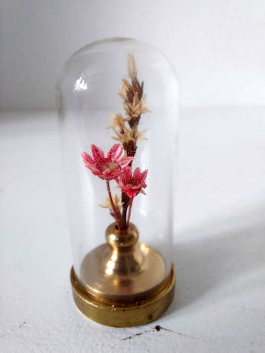 Figurina miniatura aranjament floral in baza de bronz si clopot de sticla, 6cm