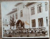 Elevii unei scoli romanesti din perioada interbelica, fotografie de grup in port