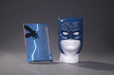 The Dark Knight Returns Book &amp;amp; Mask Set foto