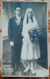 Fotografie tip carte postala, necirculata, mire si mireasa, inceput de secol XX
