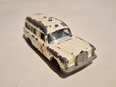 Mercedes Benz &amp;quot;Binz&amp;quot; Ambulance - Matchbox foto