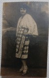 Fotografie tip Carte postala, Femeie in costum popular romanesc, perioada interbelica