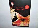 HOTELUL ALB -D.M.THOMAS, Humanitas