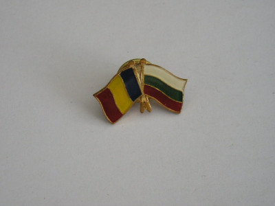 QW9 N3 6 - insigna - steaguri - Romania - Bulgaria foto