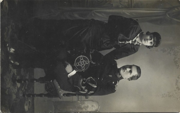 P2081N Locotenent rom&acirc;n de v&acirc;nători purt&acirc;nd medalia &Icirc;n amintirea anului al 40-lea al căpităniei mele 1866-1906, 1913