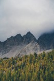 Tablou Canvas, "Culorile toamnei la poalele munților", Măreție, Pădure, St&acirc;nci, Cer Noros, V&acirc;rfuri Ascuțite, Natură Sălbatică, &Icirc;nnourat, Peisaj Montan