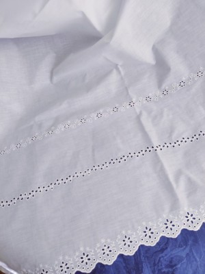 Perdea albă cu broderie foto