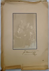 FOTOGRAFIE SEMNATA OLOGRAF DE FRANZ MANDY , OFITER ROMAN CU UNIFORMA SI SPADA , POZA IN INTERIOR , CU FAMILIA , INCEPUTUL SEC. XX