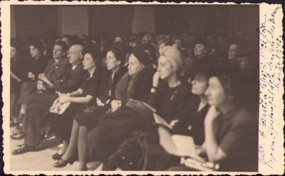 HST P1065 Poză 1945 spectacol la Maison des Francais Bucuresti Crucea Roșie foto