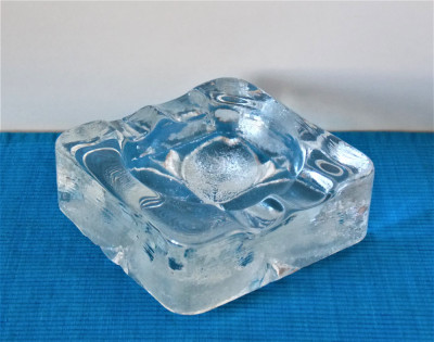 Scrumiera cristal masiv suflata in mulaj - design Rolf Sinnemark, Kosta Boda foto