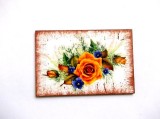 magnet frigider cu trandafir galben si flori albastre 35958