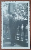 Fotografie, Geo Litarczek, parintele radiologiei romanesti, in balconul casei din Sinaia, 1933