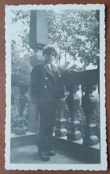 Fotografie, Geo Litarczek, parintele radiologiei romanesti, in balconul casei din Sinaia, 1933