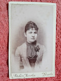 Fotografie tip CDV, femeie cu coc, inceput de secol XX