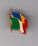 Insigna moderna steaguri Romania-Italia, impecabila, cu pin, Romania de la 1950