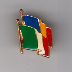 Insigna moderna steaguri Romania-Italia, impecabila, cu pin