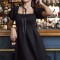 Rochie maxi neagra, cu umerii cazuti