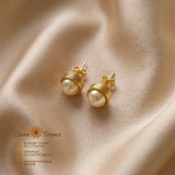 Cercei Perla Aurelia cu perle albe si montura aurie concentrica, placati cu aur 18K, 1 cm Brazilia
