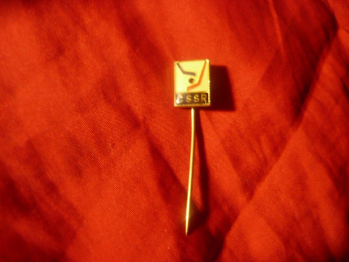 Insigna veche Hokey Cehoslovacia , metal si email , h=1,5cm