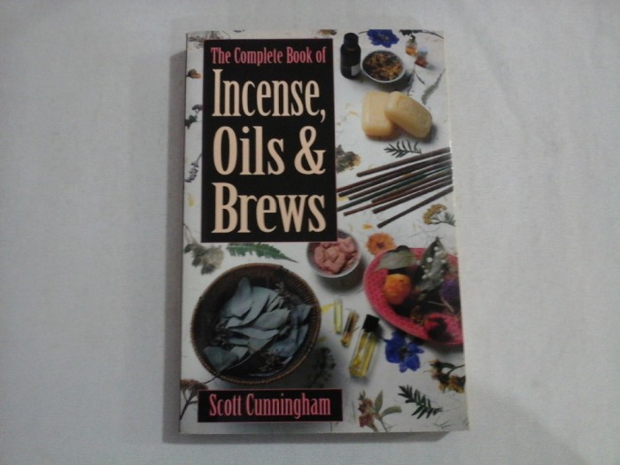 THE COMPLETE BOOK OF INCENSE, OILS &amp; BREWS - SCOTT CUNNINGHAM