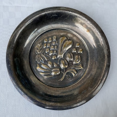 Platou pentru fructe din alama argintata marcat NYSILVER decorat in basorelief