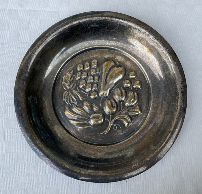 Platou pentru fructe din alama argintata marcat NYSILVER decorat in basorelief