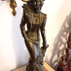 Sculptura din bronz ,dama cocheta de epoca