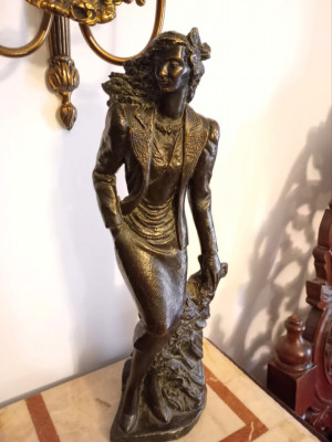 Sculptura din bronz ,dama cocheta de epoca foto