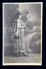 FEMEIE IN COSTUL POPULAR MUNTENESC , CU FURCA SI FUSUL DE TORS , POZAND IN STUDIO , FOTO MODERN L. CAPSA - BUCURESTI , CARTE POSTALA ILUSTRATA , MONO foto