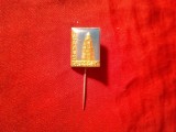 Insigna veche turistica Rathaus Dresda Germania , h=2cm , metal si email