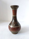 Vaza din alama batuta, vintage, lucrata manual in India, traditionala, 17cm inaltime, decorata cu alb, negru si rosu