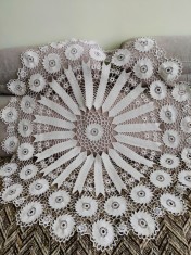 Față de masă rotundă lucrată manual din fir macrame