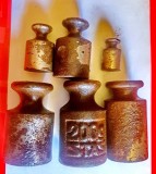 H349-Lot 6 greutati pentru cantar din fier vechi nichelarea uzata curatite si unse. Continand: 3 de 200 grame, 1 de 100, 1 de 50 si 1 de 20 graame.