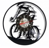 Ceas de perete decorativ Ciclism, realizat din disc de vinil upcycled, model Biciclist, negru, 30 cm