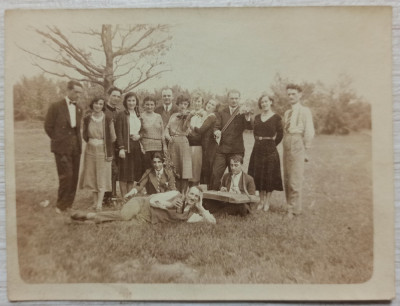 Tineri la picnic, cu tambal si viori// fotografie Romania interbelica foto