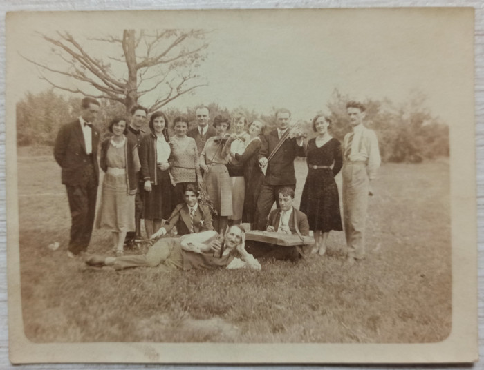 Tineri la picnic, cu tambal si viori// fotografie Romania interbelica