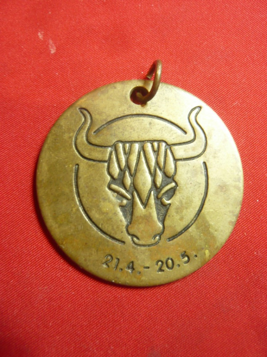Medalion vechi -Zodia Taur , d=3,7cm , bronz