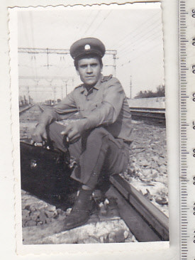bnk foto - Militar pe liniile de tren foto