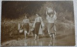 Carte postala, Trei tinere in costume populare romanesti, carand apa, perioada interbelica