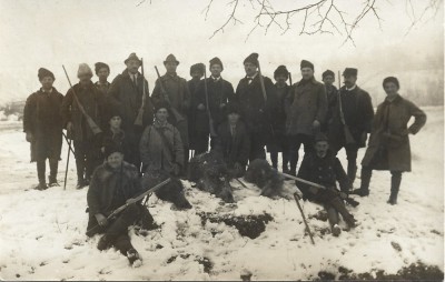 P1806N V&amp;acirc;nători cu puști și trofee mistreț, Rom&amp;acirc;nia, perioada regalității foto