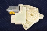 Motor macara geam ușă dreapta spate VW PASSAT Variant B8 3G5 2015 OEM: 5Q0959811E 3364537